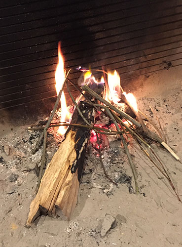 センダンの枝薪 | 囲炉裏暖炉のある家 tortoise＋lotus studio