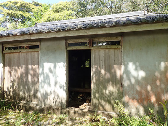 山尾三省の書斎〜屋久島青少年旅行村 | 囲炉裏暖炉のある家