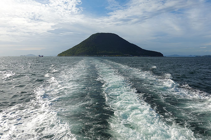 高見島の石垣と瀬戸内国際芸術祭22秋 | 囲炉裏暖炉のある家